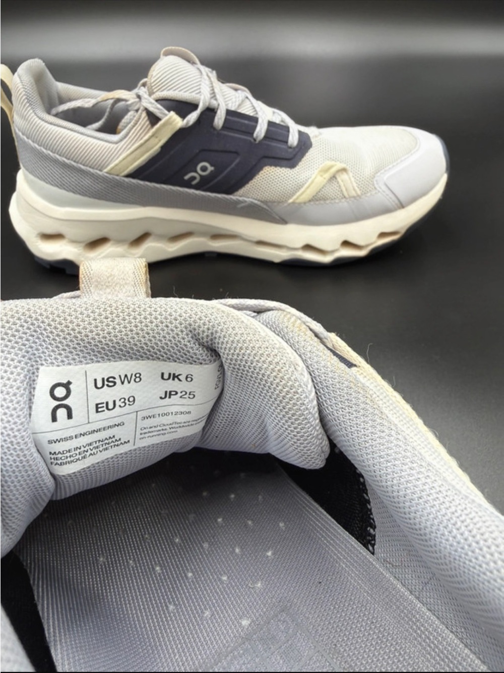 On Running Men's Trainers — Light Gray with Cream Accents
